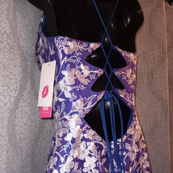 Holiday, Prom, Homecoming Short Cocktail Dress with Floral Appliques - Size: 4 - Picture 14 of 16